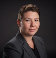 Professionelles Portraitfoto von Katharina Wenzel, Trainerin. 